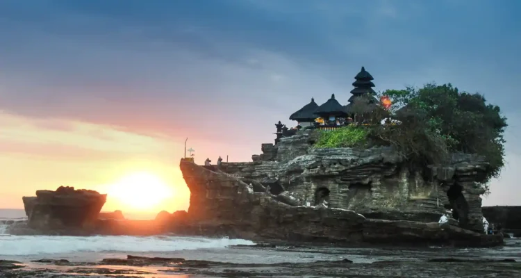 Pantai Padang Padang, Pesona Tersembunyi di Balik Tebing