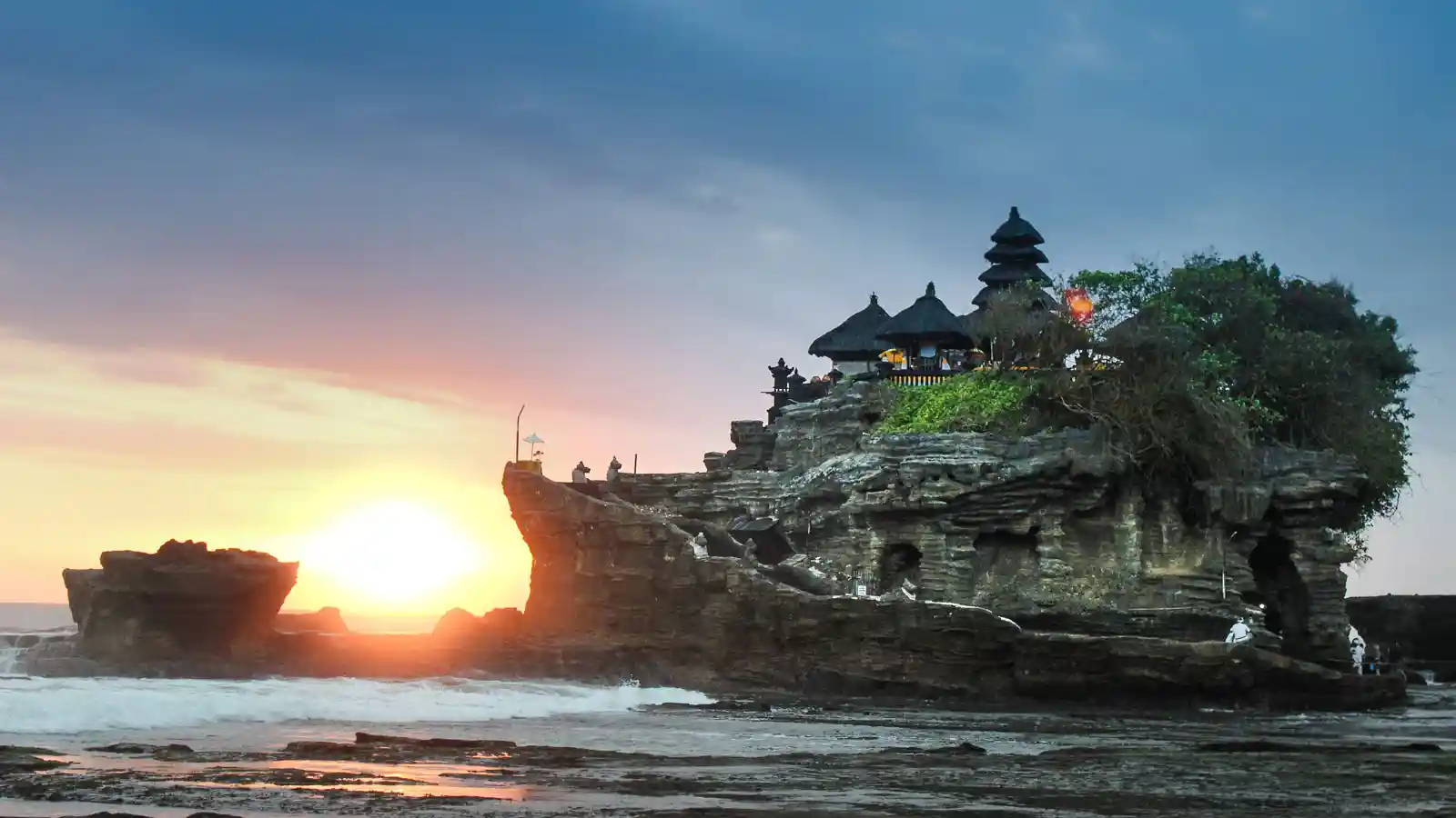 Pantai Padang Padang, Pesona Tersembunyi di Balik Tebing