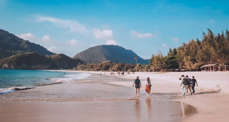 Pantai Lampuuk di Aceh, Pesona Pasir Putih dan Ombak Biru di Gerbang Samudra Hindia