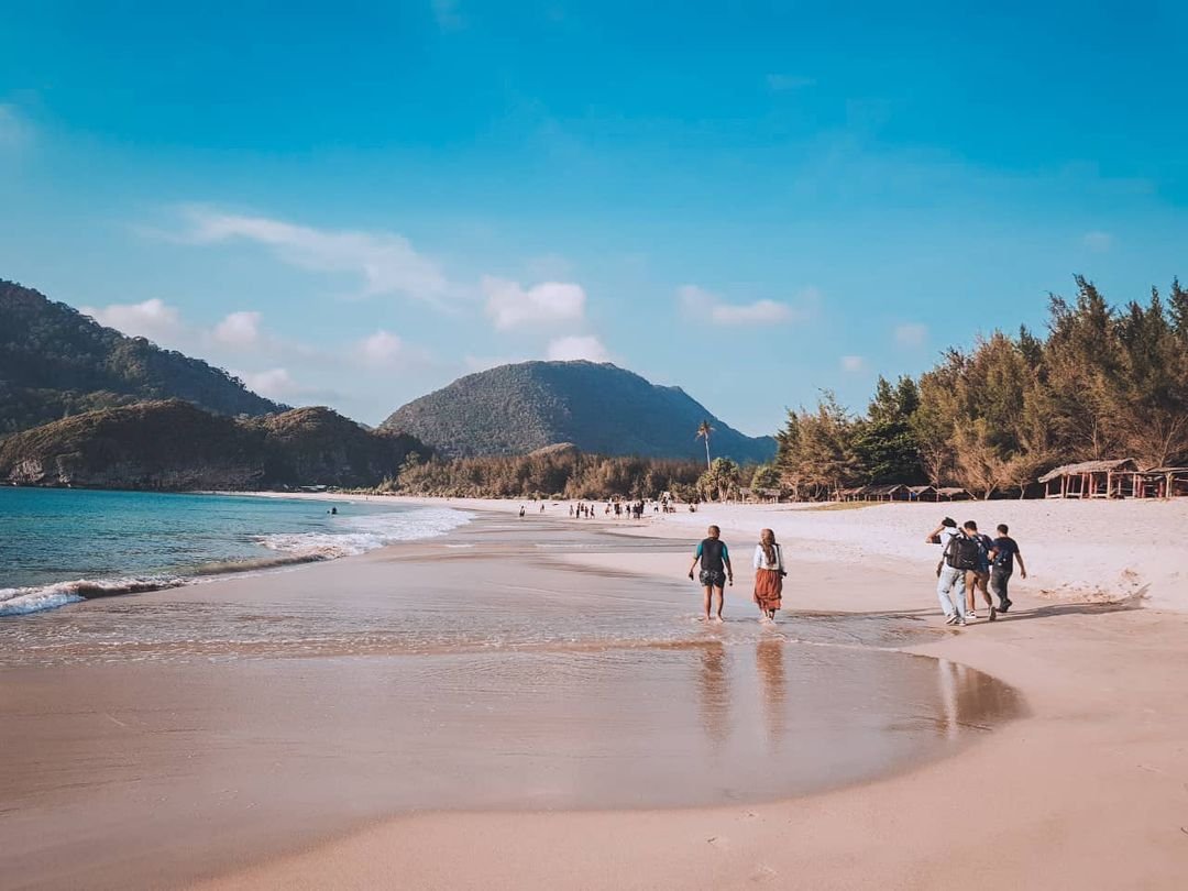 Pantai Lampuuk di Aceh, Pesona Pasir Putih dan Ombak Biru di Gerbang Samudra Hindia