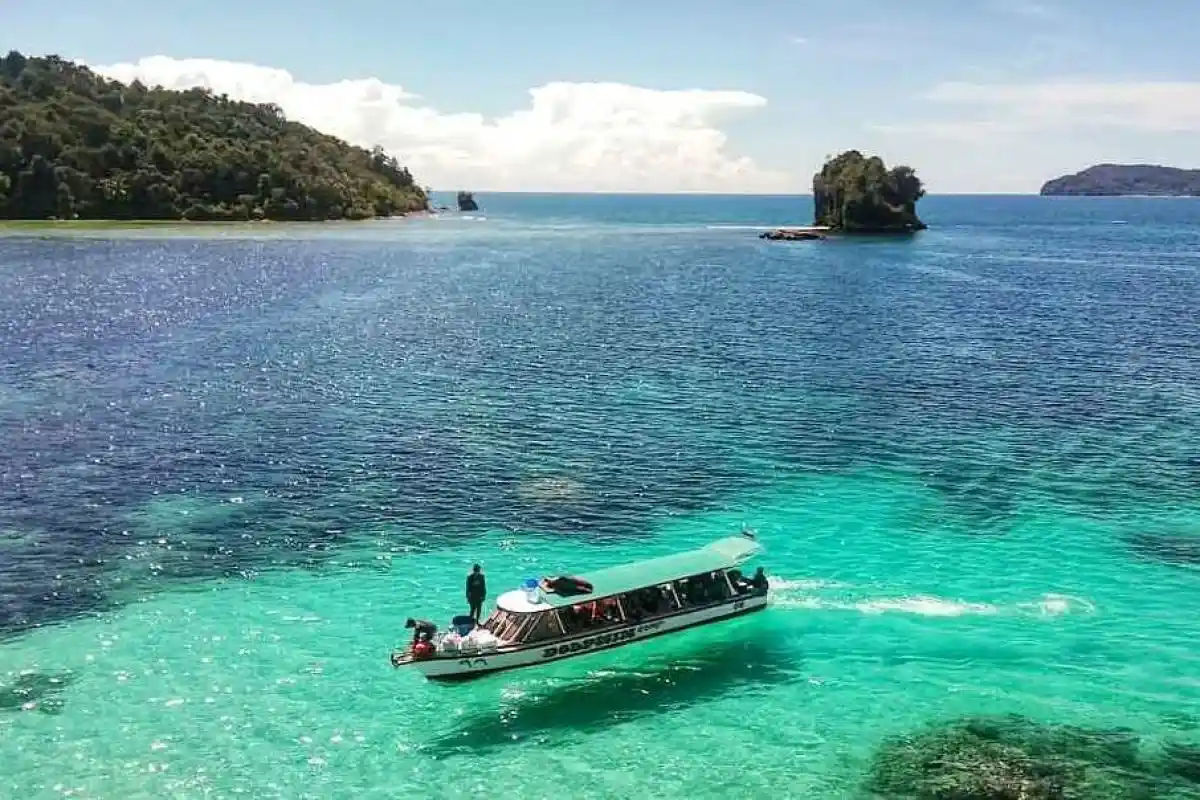 Pulau Kalimantung, Surga Kecil Tapanuli Tengah dengan Laut Biru yang Menenangkan