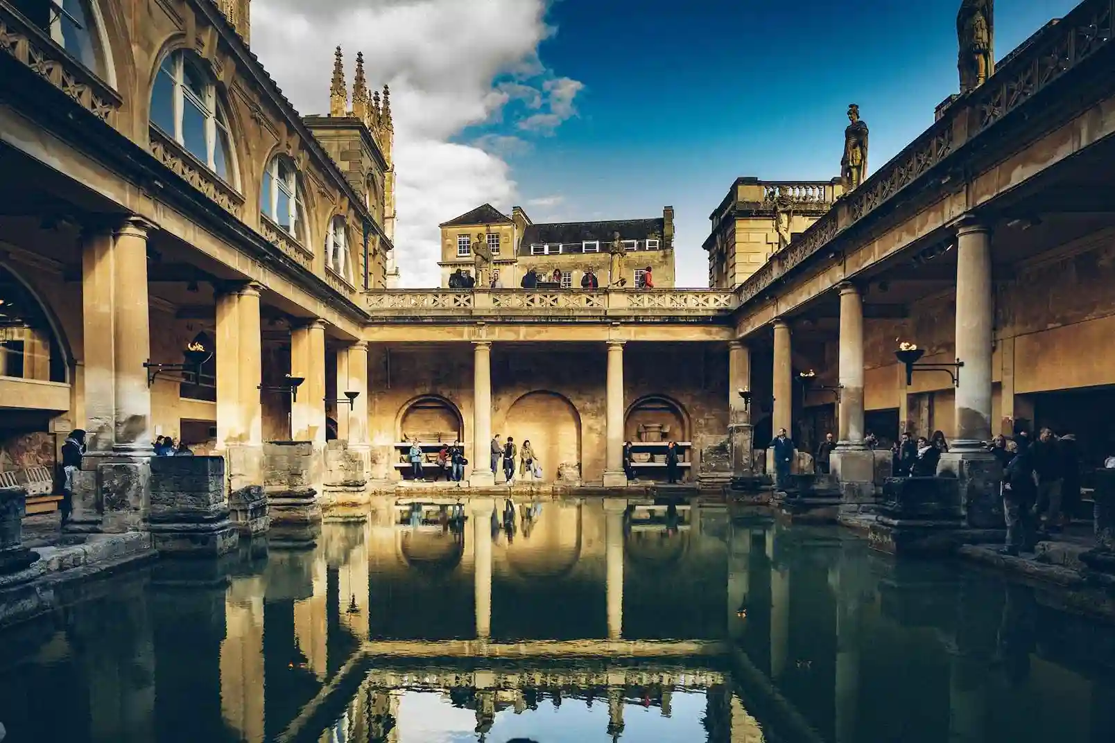 Roman Baths di Bath, Jejak Pemandian Romawi yang Bertahan Dua Milenium