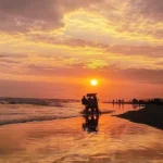 Pantai Parangtritis Memikat Wisatawan dengan Ombak Besar dan Pesona Senja