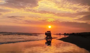 Pantai Parangtritis Memikat Wisatawan dengan Ombak Besar dan Pesona Senja