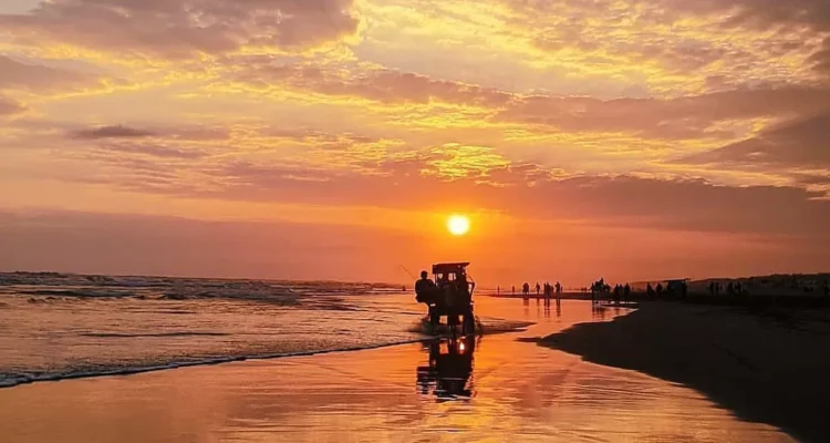 Pantai Parangtritis Memikat Wisatawan dengan Ombak Besar dan Pesona Senja