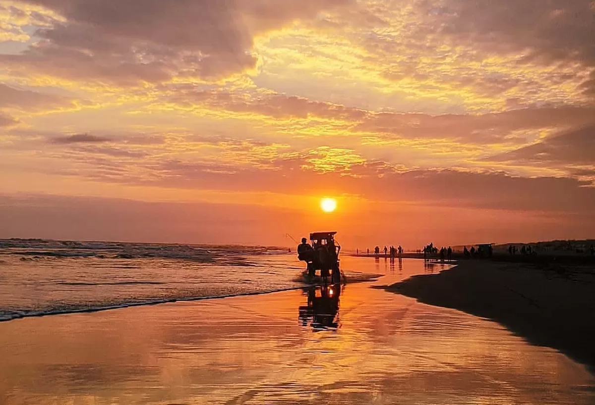Pantai Parangtritis Memikat Wisatawan dengan Ombak Besar dan Pesona Senja